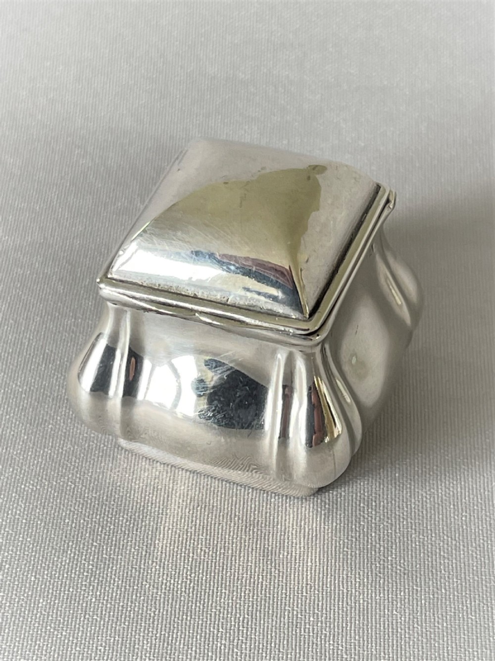 A lovely Edwardian silver single ring box