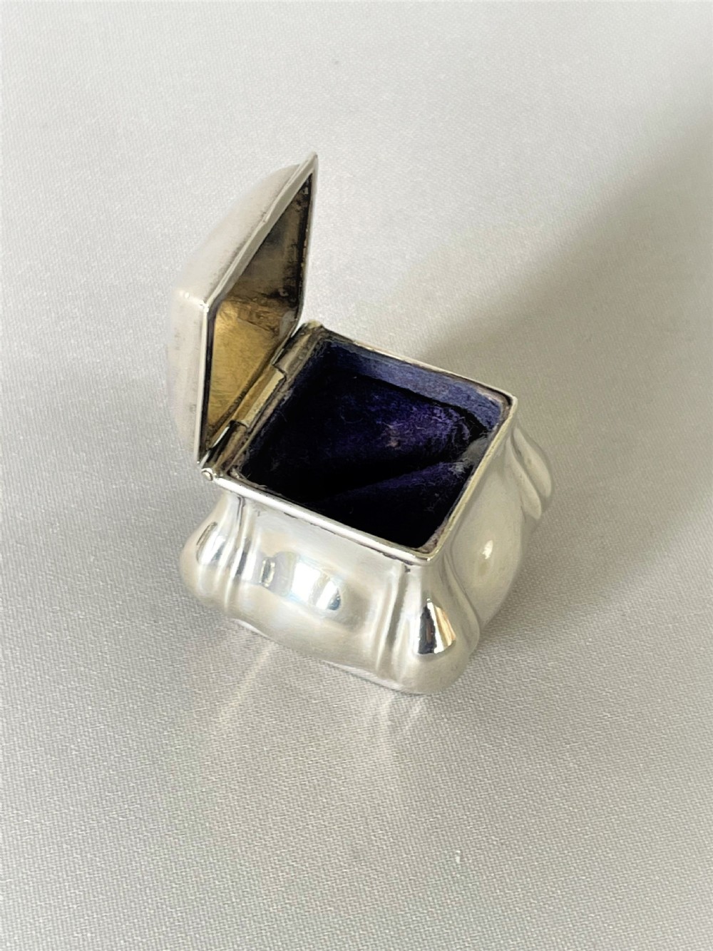 A lovely Edwardian silver single ring box View IV