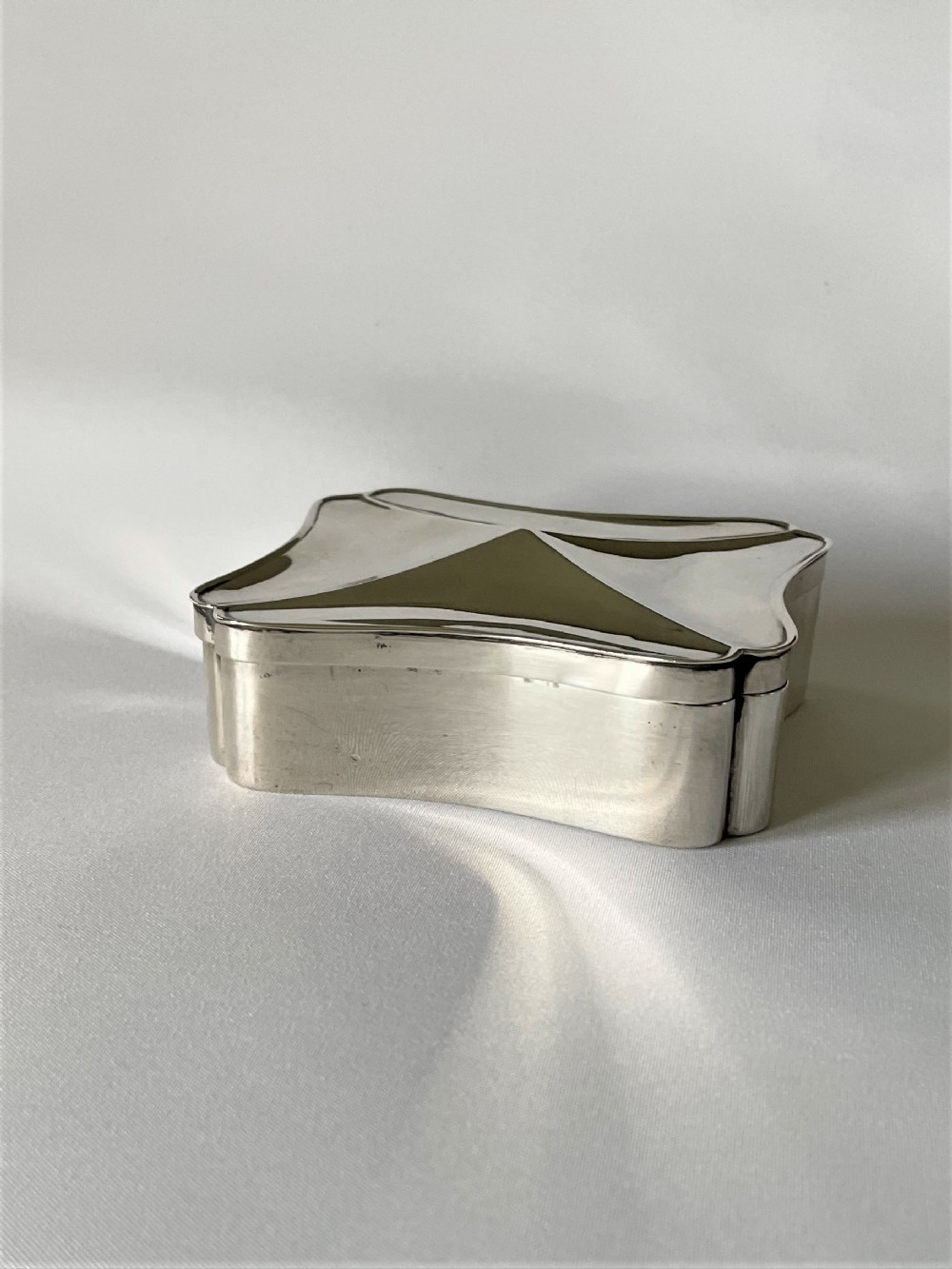 An unusual Edwardian shaped silver trinket box