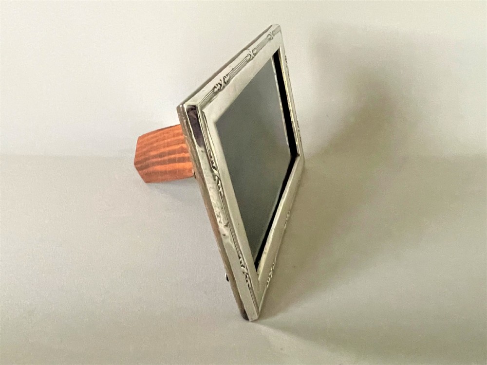A charming small silver landscape/portrait photo frame View II