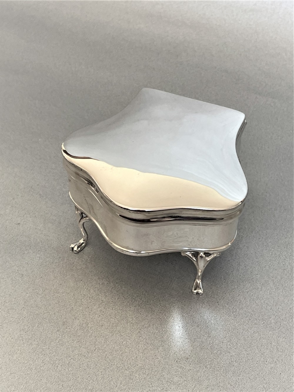 An all silver George V trinket/cuff links box View VIII