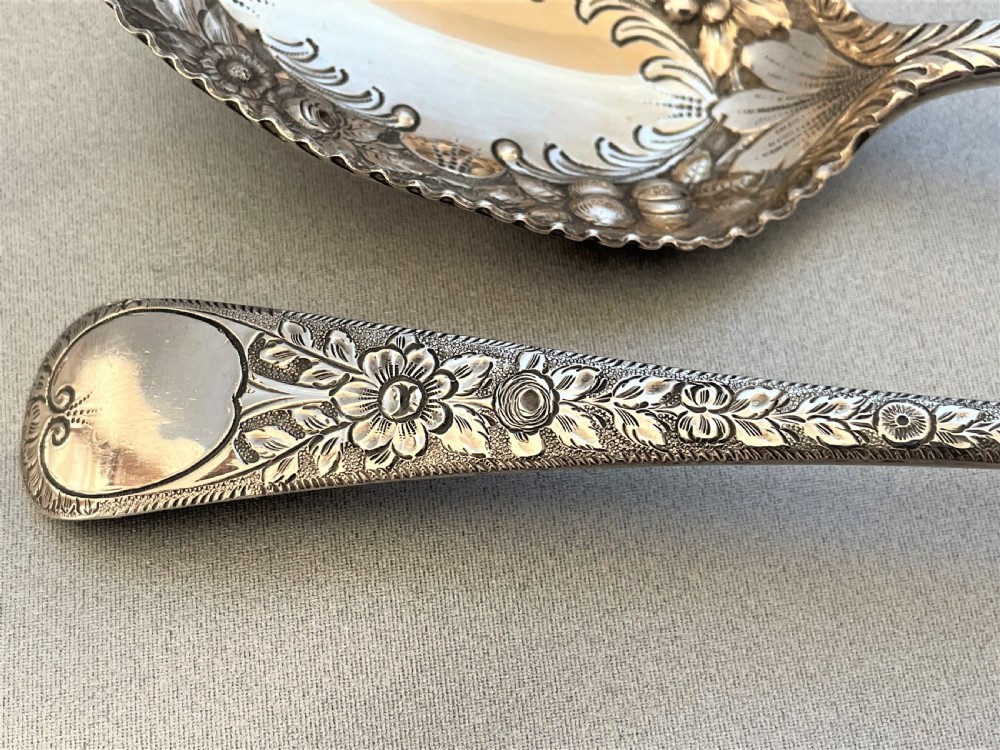 A lovely pair of Victorian silver gilt fruit/dessert serving spoons View III