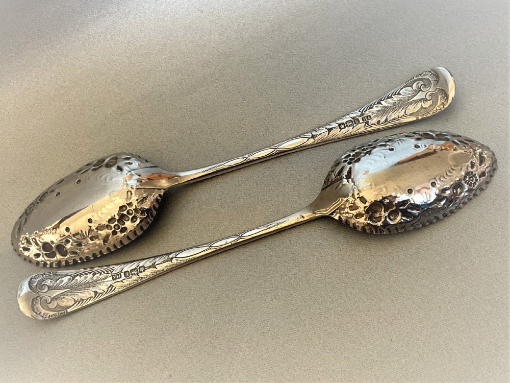 A lovely pair of Victorian silver gilt fruit/dessert serving spoons View IV