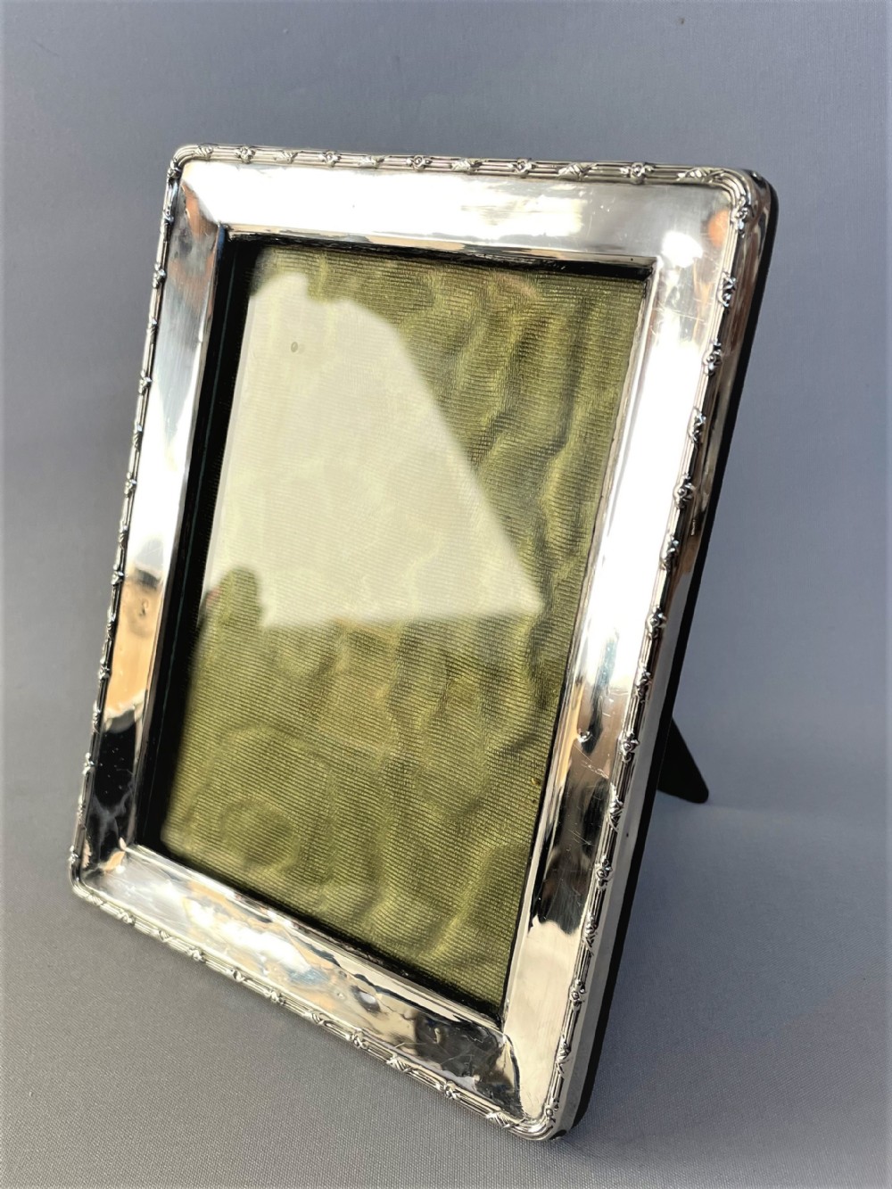An Edwardian silver photo frame