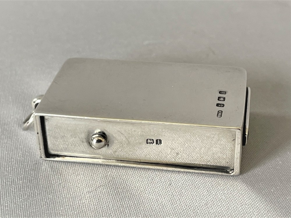 An Unusual Edwardian sprung silver vesta View IV