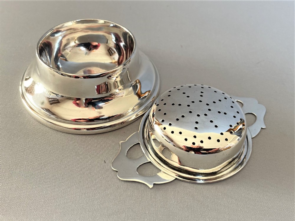 A fine hallmarked silver tea strainer & drip cup View IV