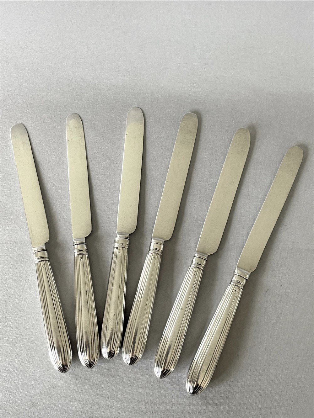 A rare set of 6 Georgian silver knives View IV