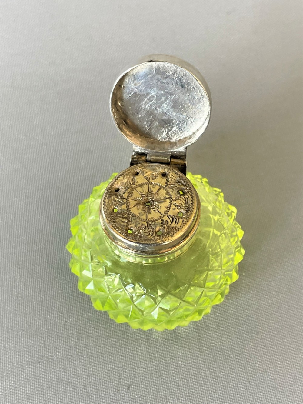 A rare Victorian silver & uranium glass vinaigrette View II