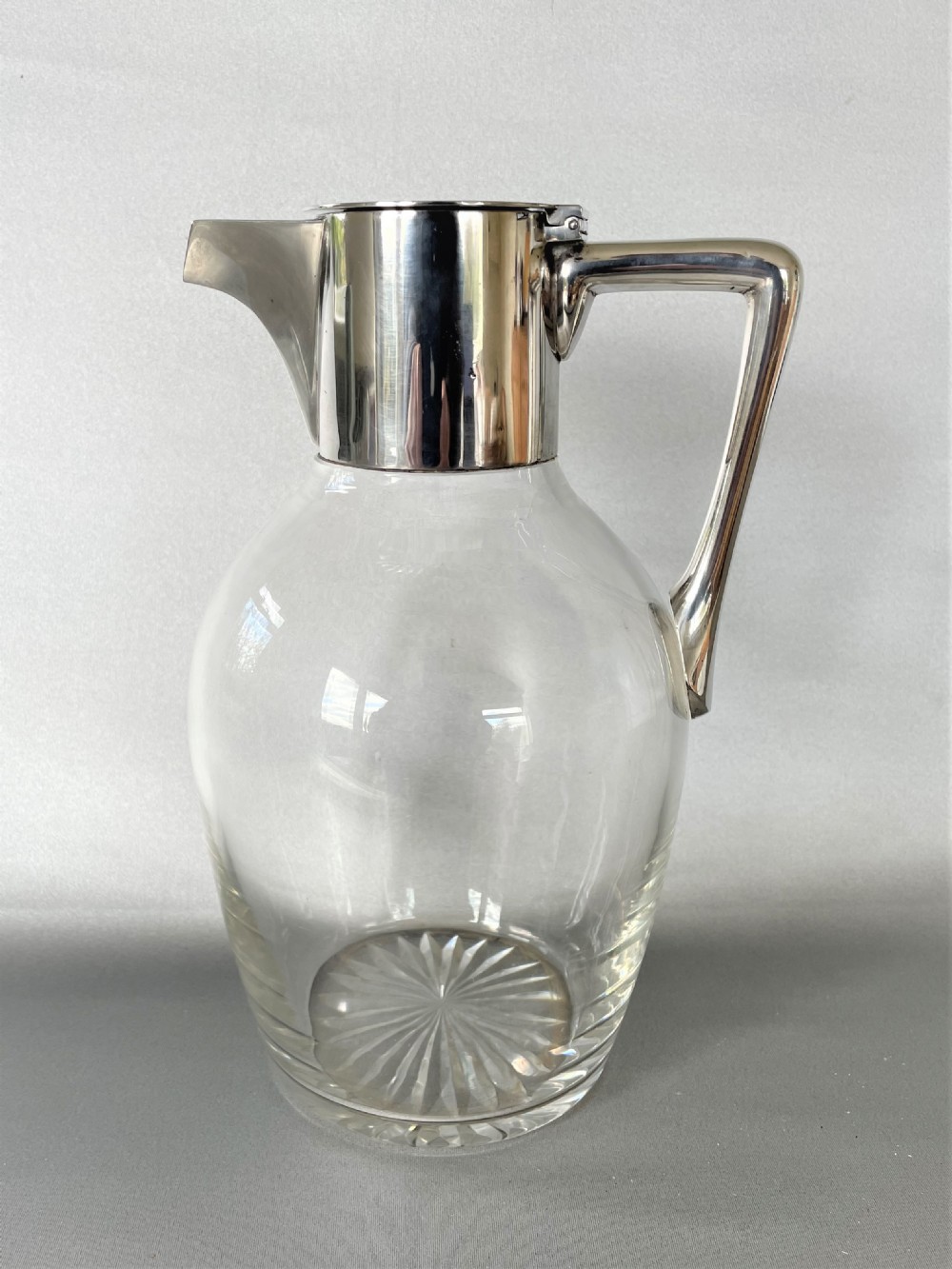 A Hukin & Heath stylish silver mounted claret jug