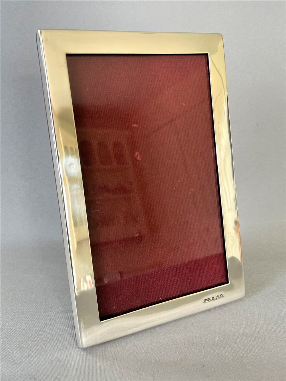 A fine Edwardian silver photo frame