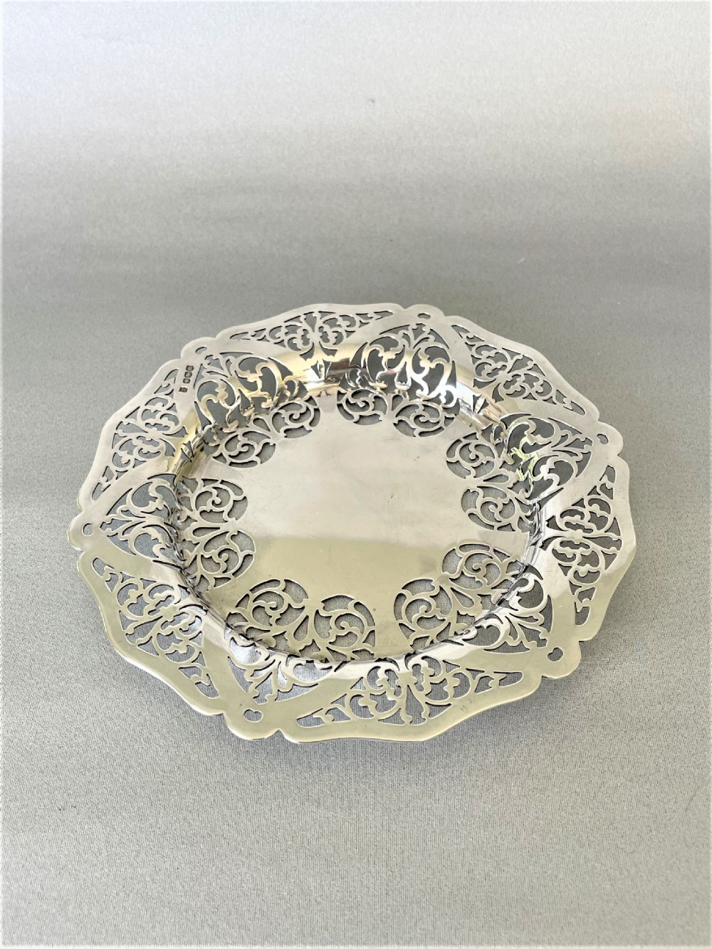 A lovely George V pierced silver wine bottle/decanter coaster