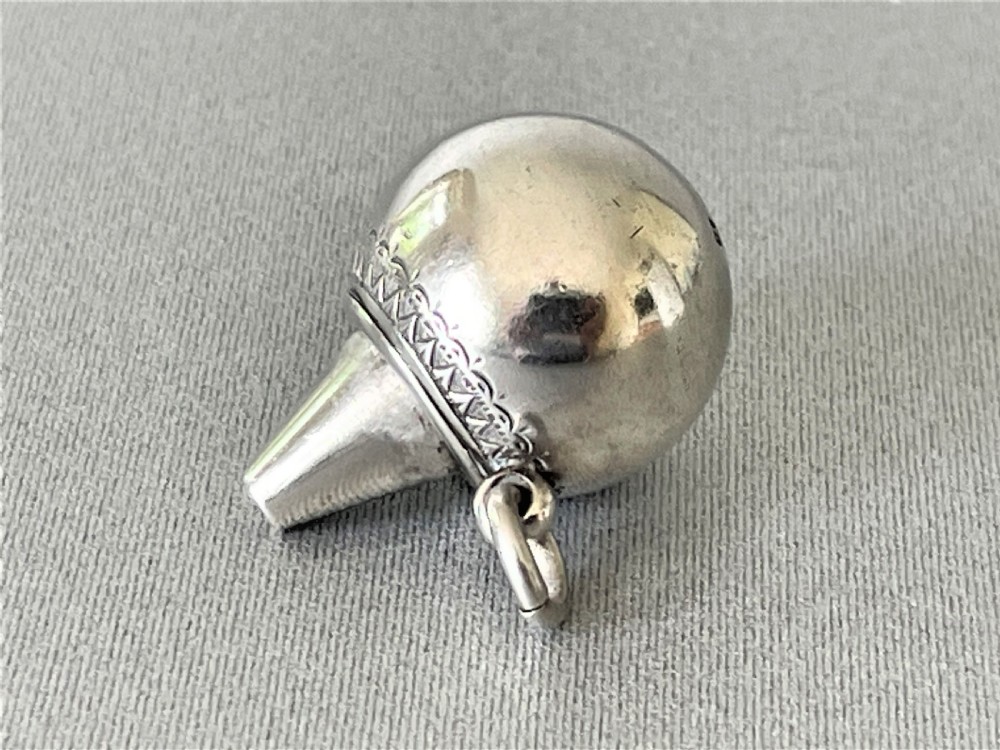 An Edwardian sprung pendant miniature scent bottle