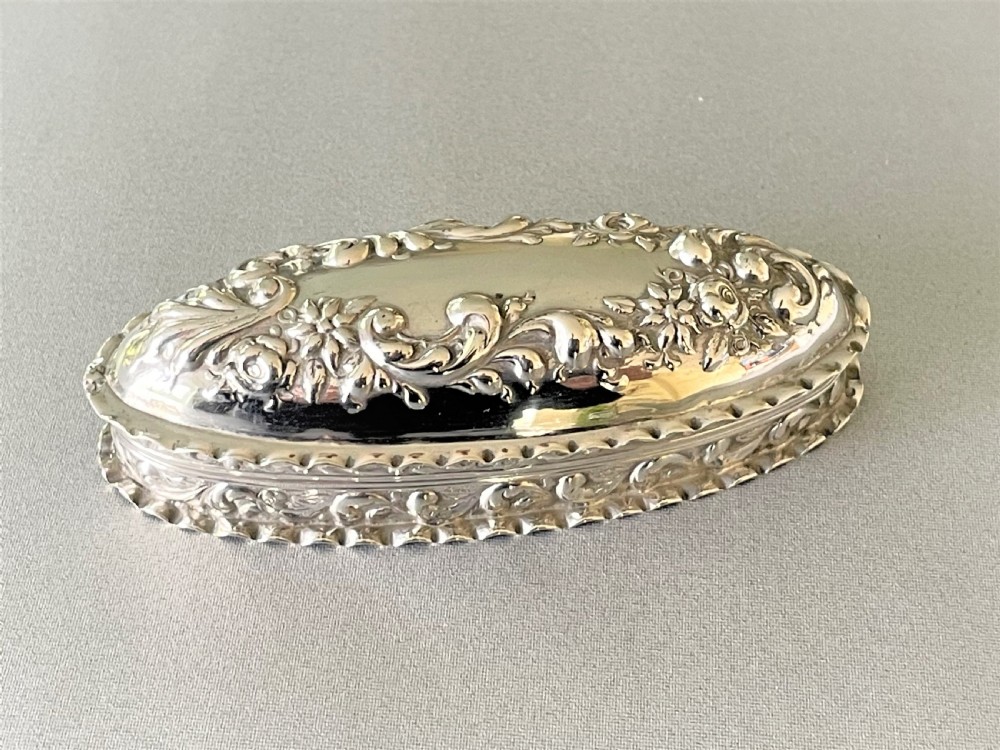 An Edwardian Chester silver small trinket box