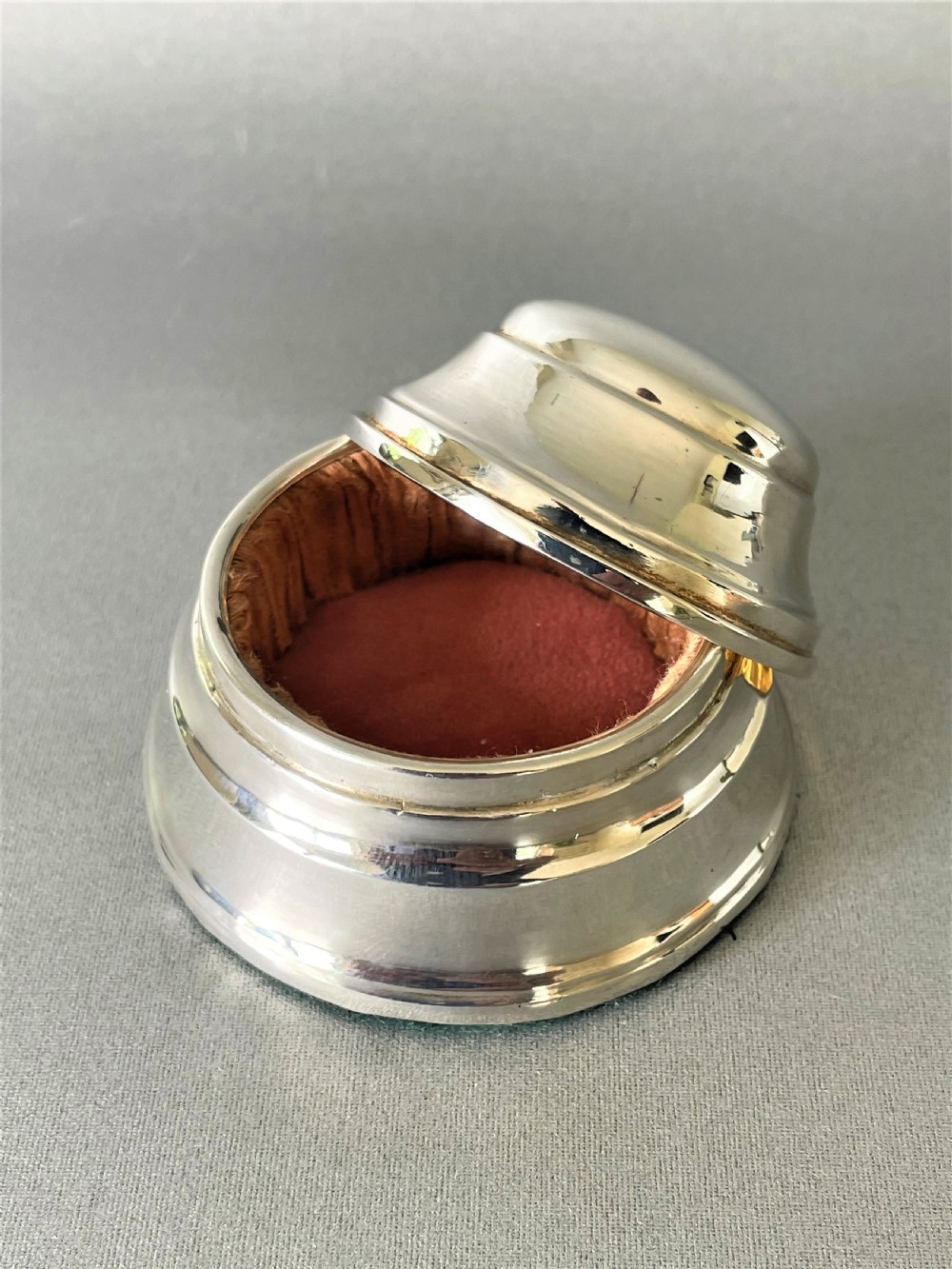 An unusual George V small silver trinket box View IV