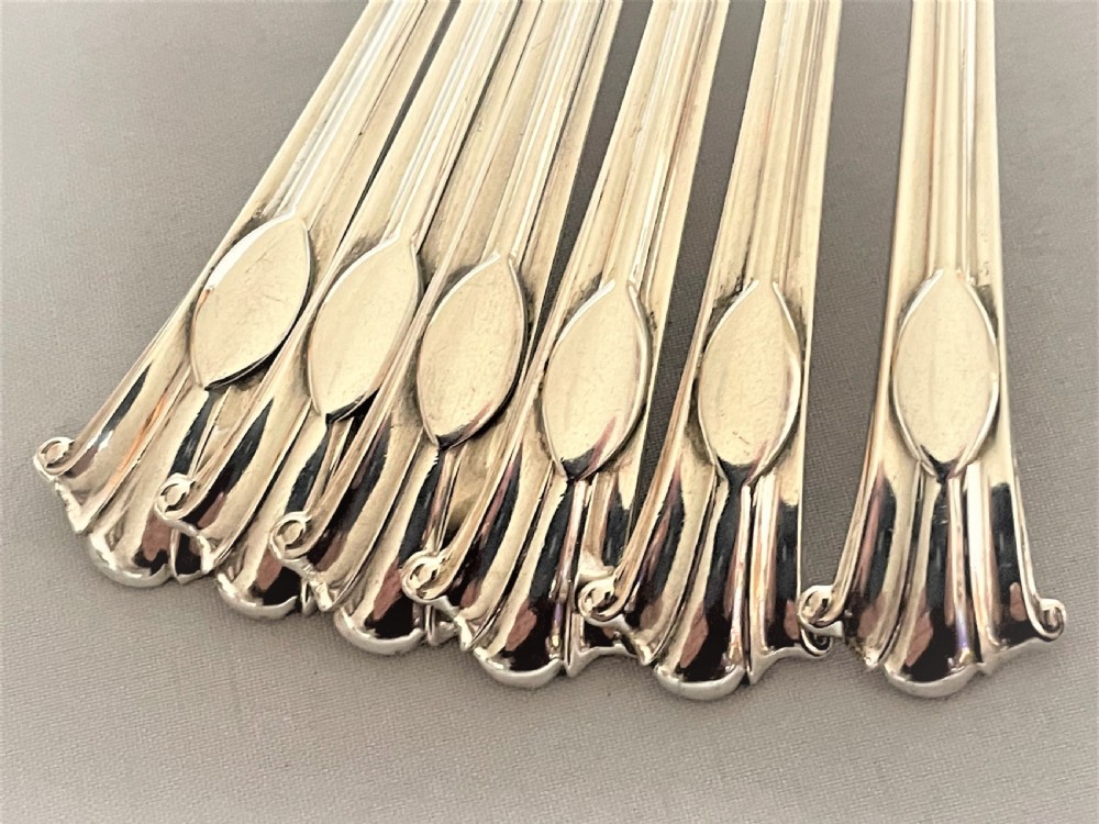 A Good Set Of 6 Silver Onslow Pattern Soup Spoons View II