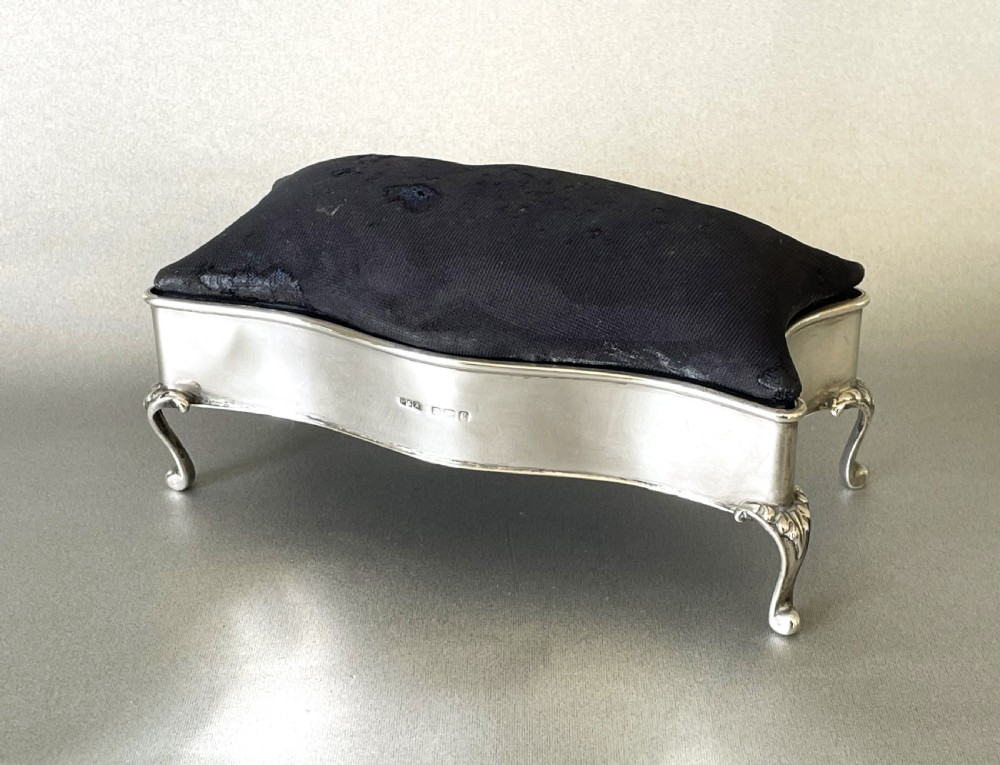 An Edwardian silver trinket box with pin cushion lid