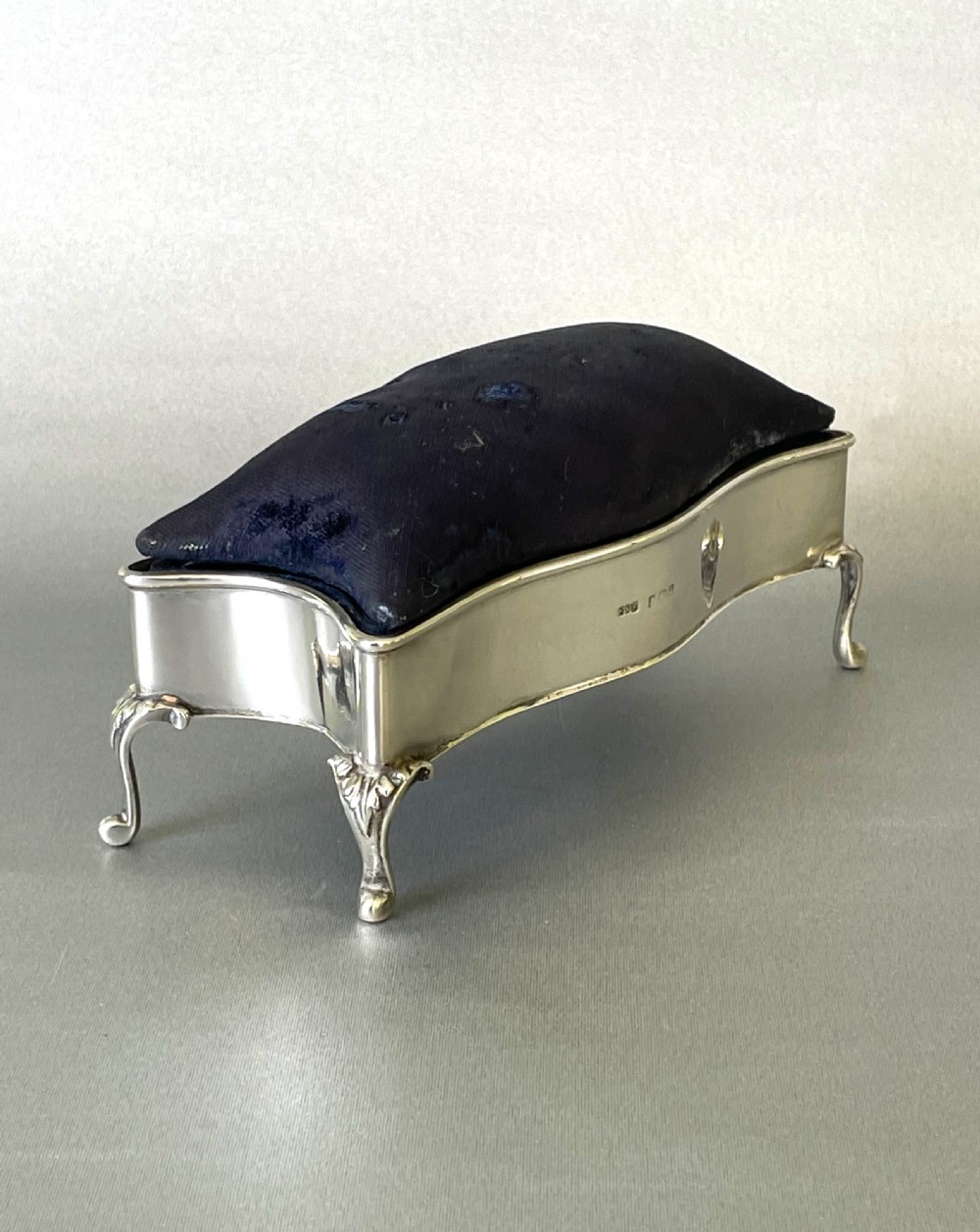 An Edwardian silver trinket box with pin cushion lid View V