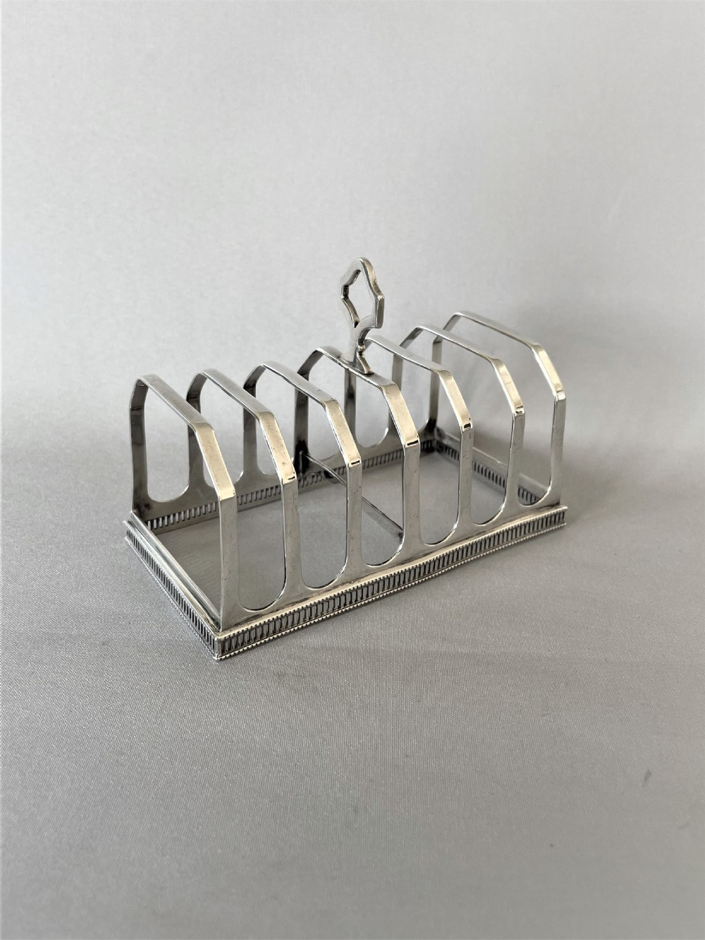 A stylish Art Deco Chester silver toast rack