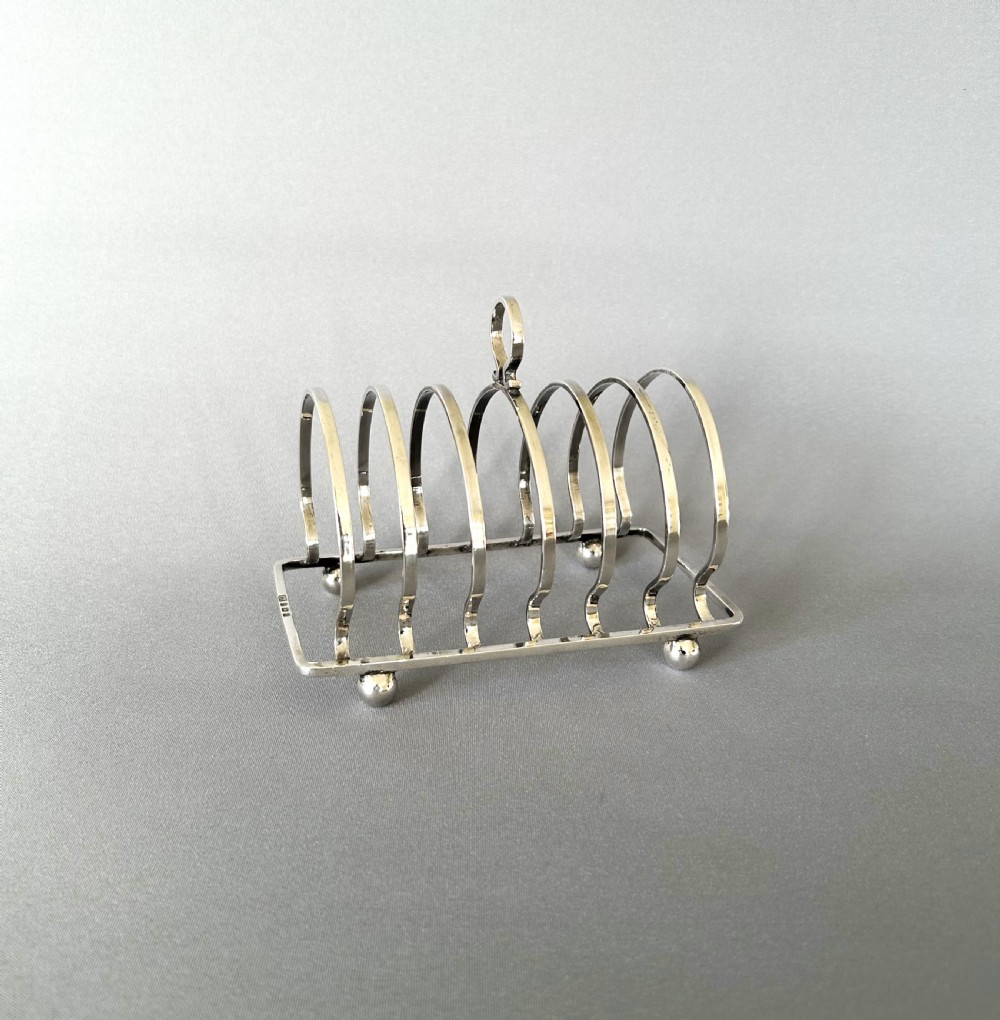 A handsome 6 slice silver toast rack