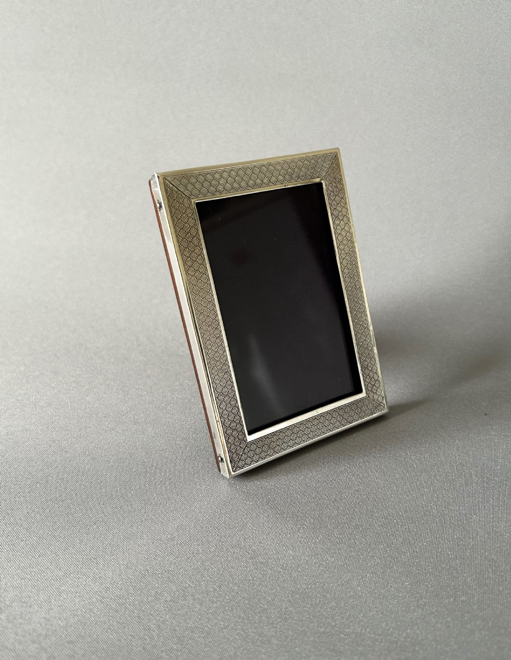 A charming landscape/portrait silver photo frame View IV