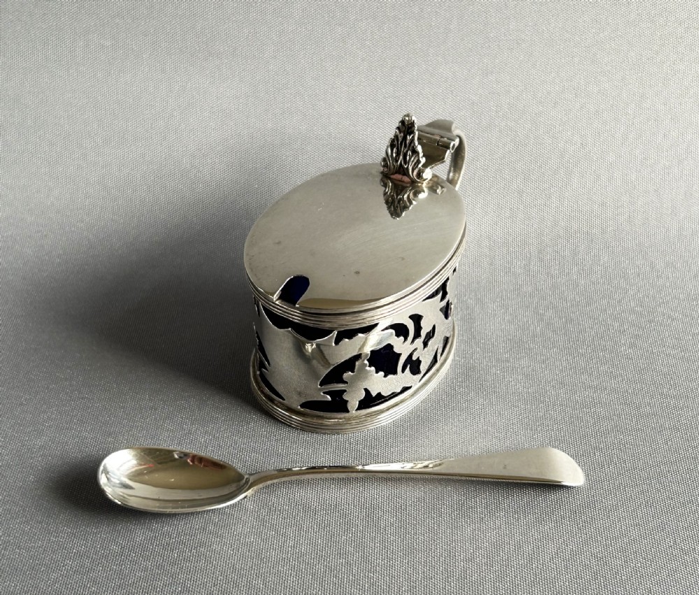 A pretty Edwardian silver mustard pot & spoon View V