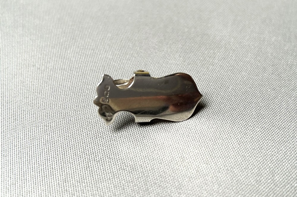 A delightful Edwardian silver napkin clip View VIII