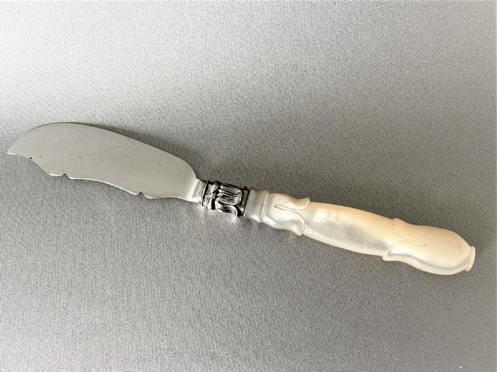 An early Victorian silver & mother-of-pearl butter knife View III