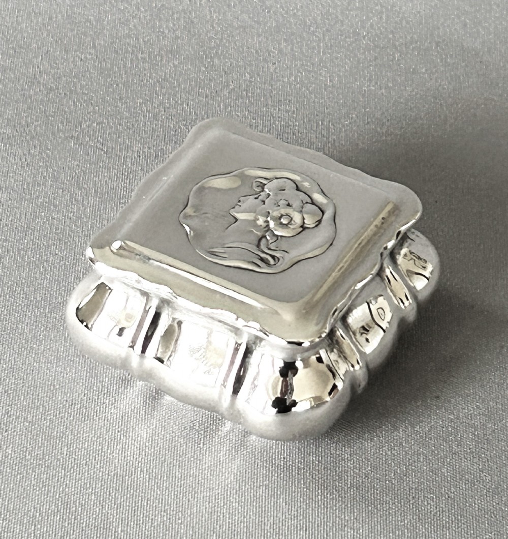 A gorgeous small Victorian trinket box