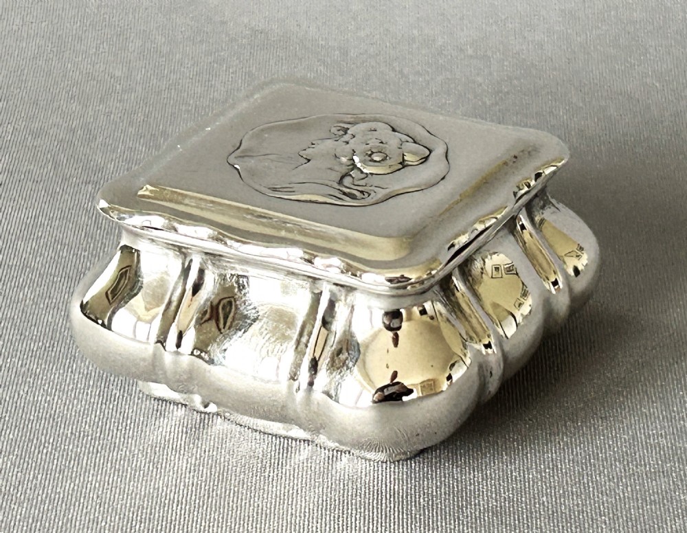 A gorgeous small Victorian trinket box View IV