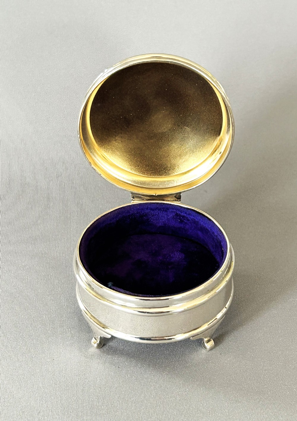A handsome silver cuff links/trinket box View VI