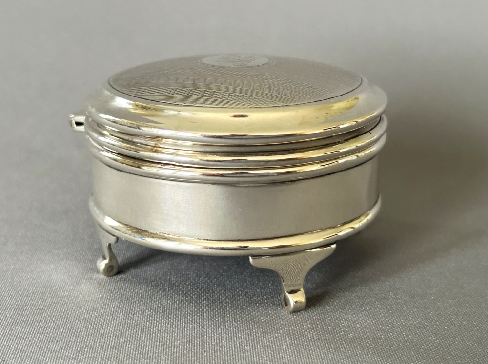 A handsome silver cuff links/trinket box View IX