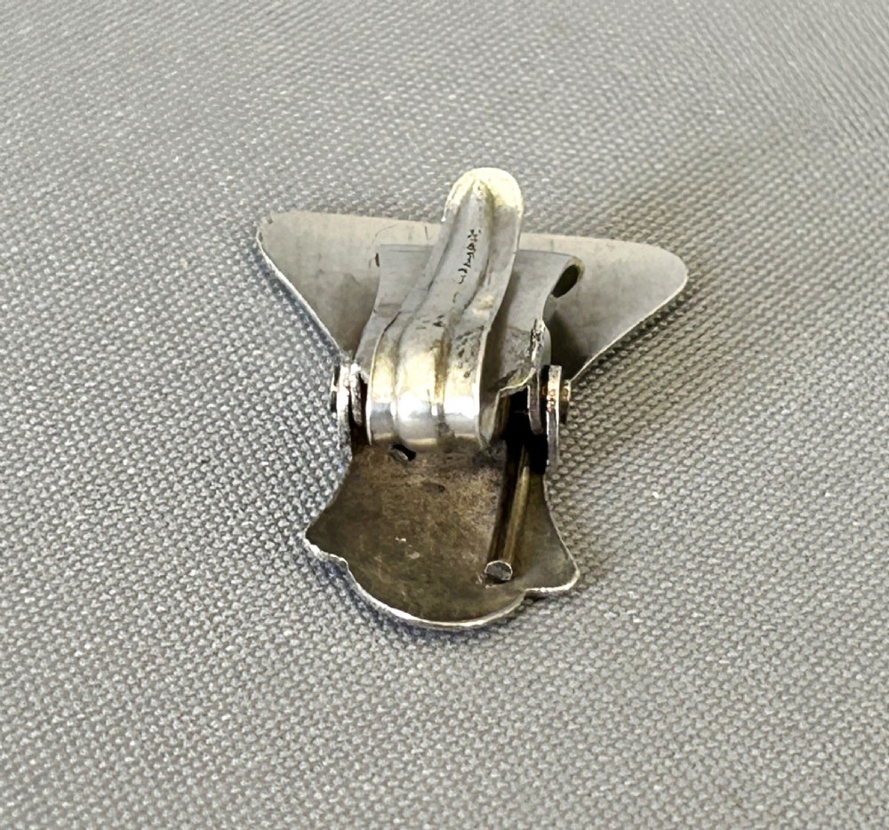 An unusual shape George V silver napkin clip View III