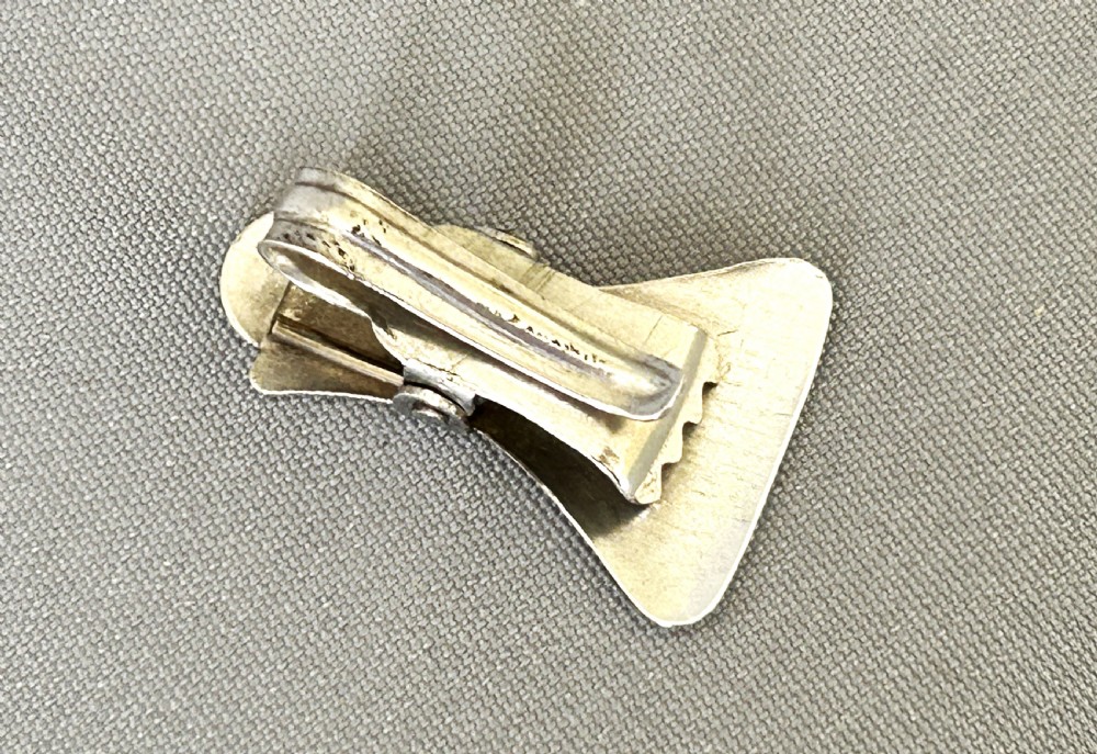 An unusual shape George V silver napkin clip View IV