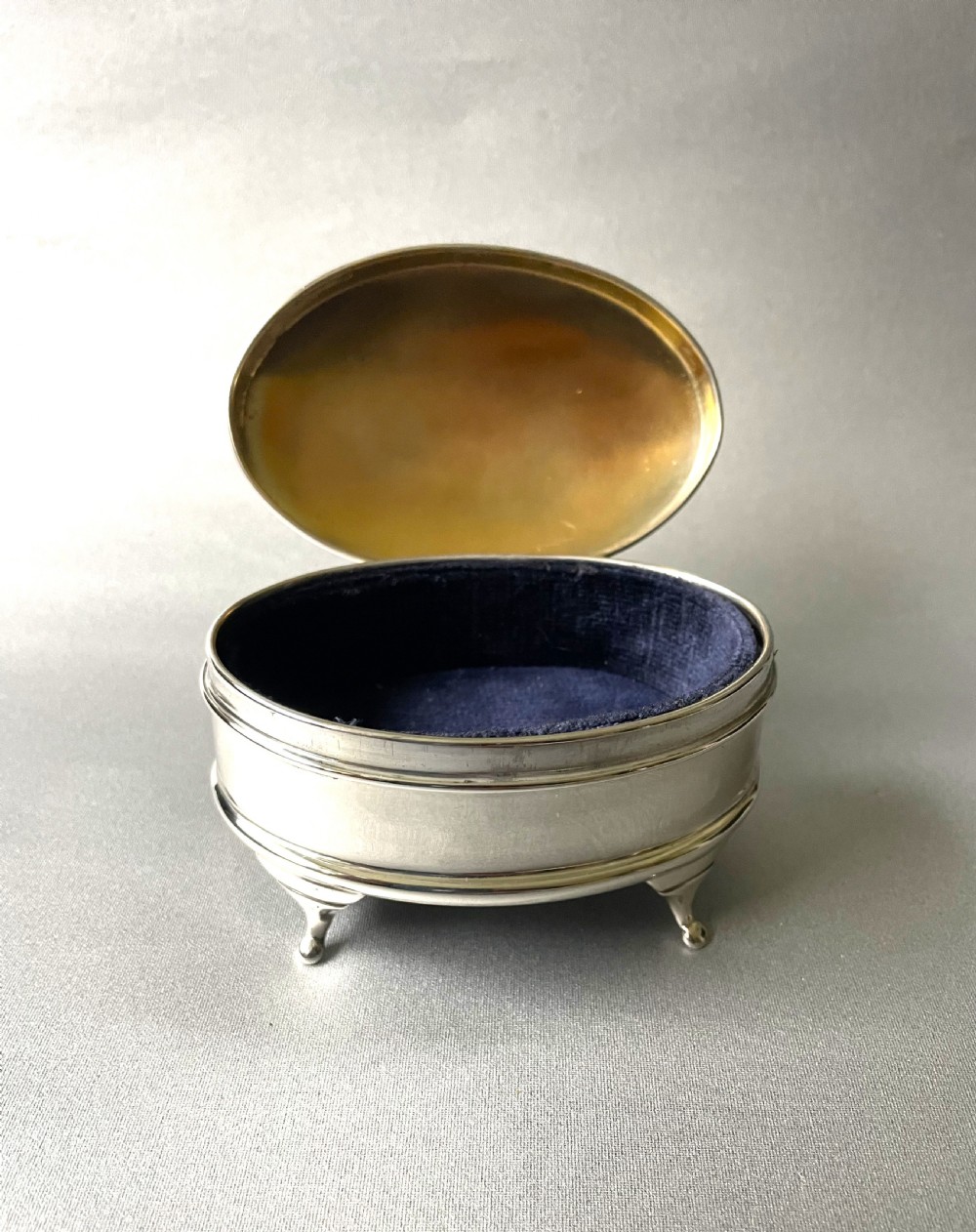 A stylish George V silver cuff links/trinket box View II
