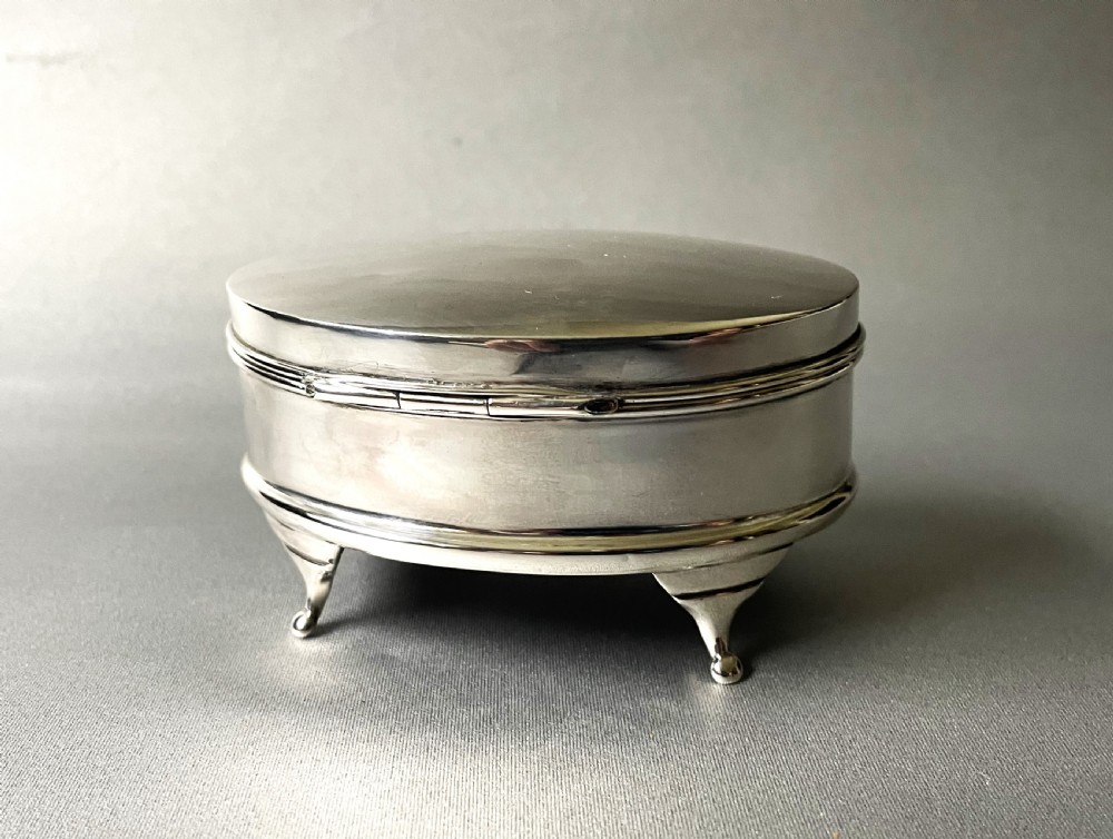 A stylish George V silver cuff links/trinket box View III
