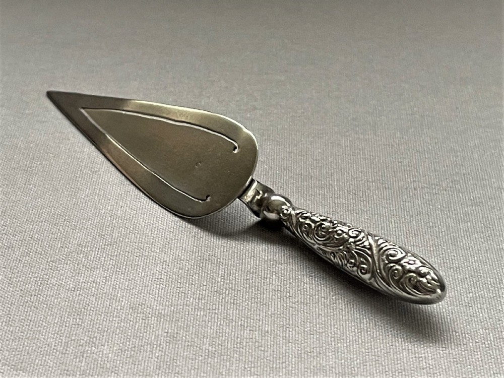 An Edwardian novelty silver trowel bookmark View IV