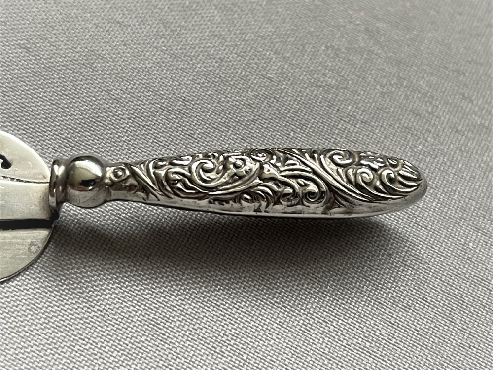 An Edwardian novelty silver trowel bookmark View V
