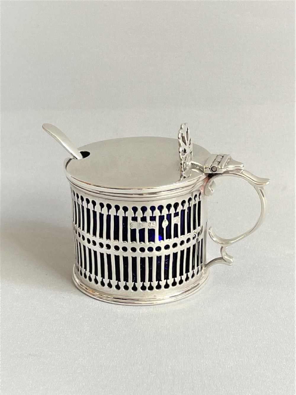 A Victorian pierced silver drum mustard pot & spoon