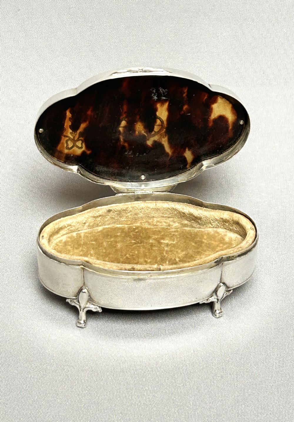An exquisite silver & tortoiseshell trinket box View IV