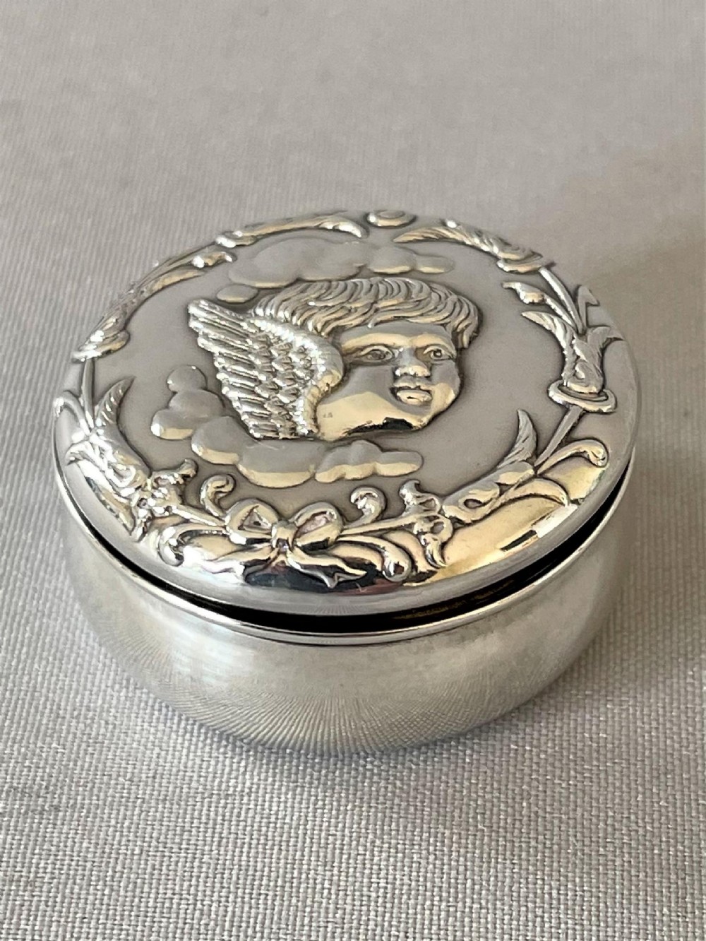 An Edwardian silver gilt Reynolds Angels pill box