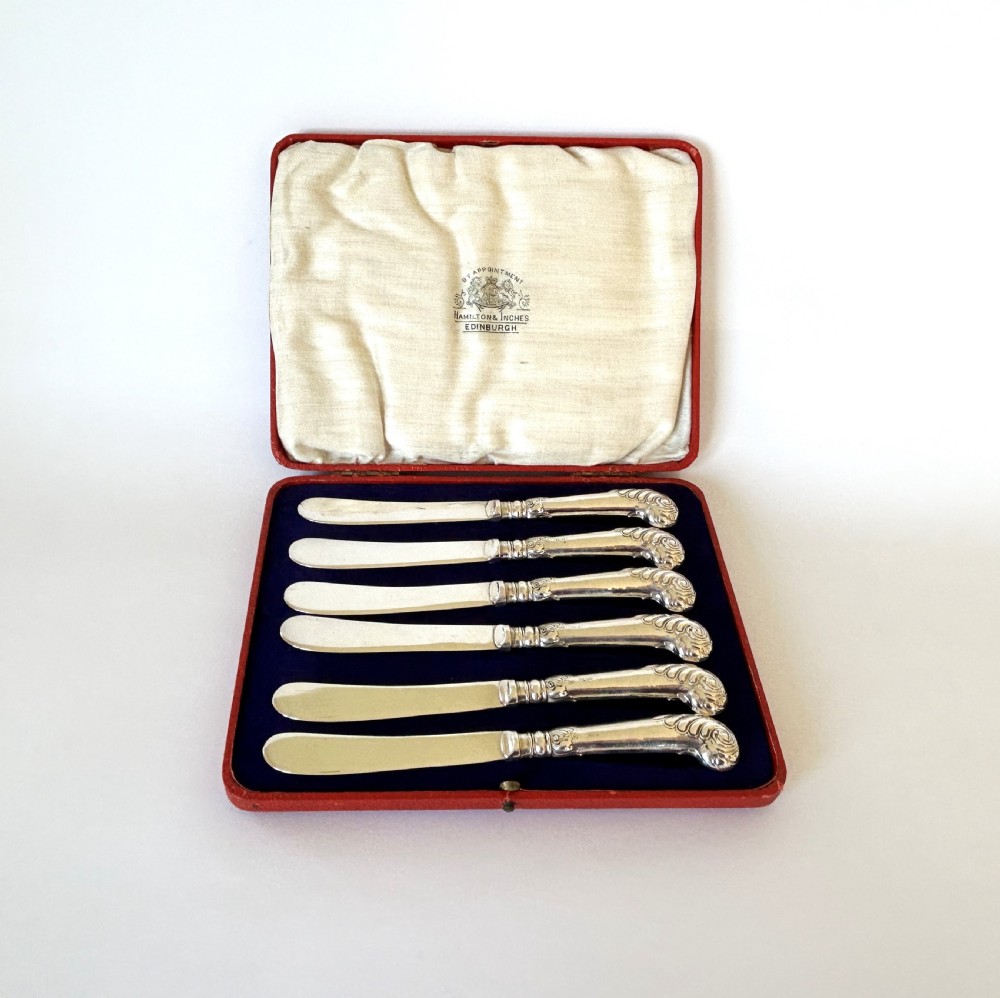 A boxed set of 6 Edwardian silver handled butter knives