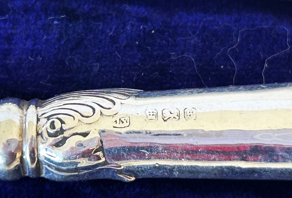 A boxed set of 6 Edwardian silver handled butter knives View III