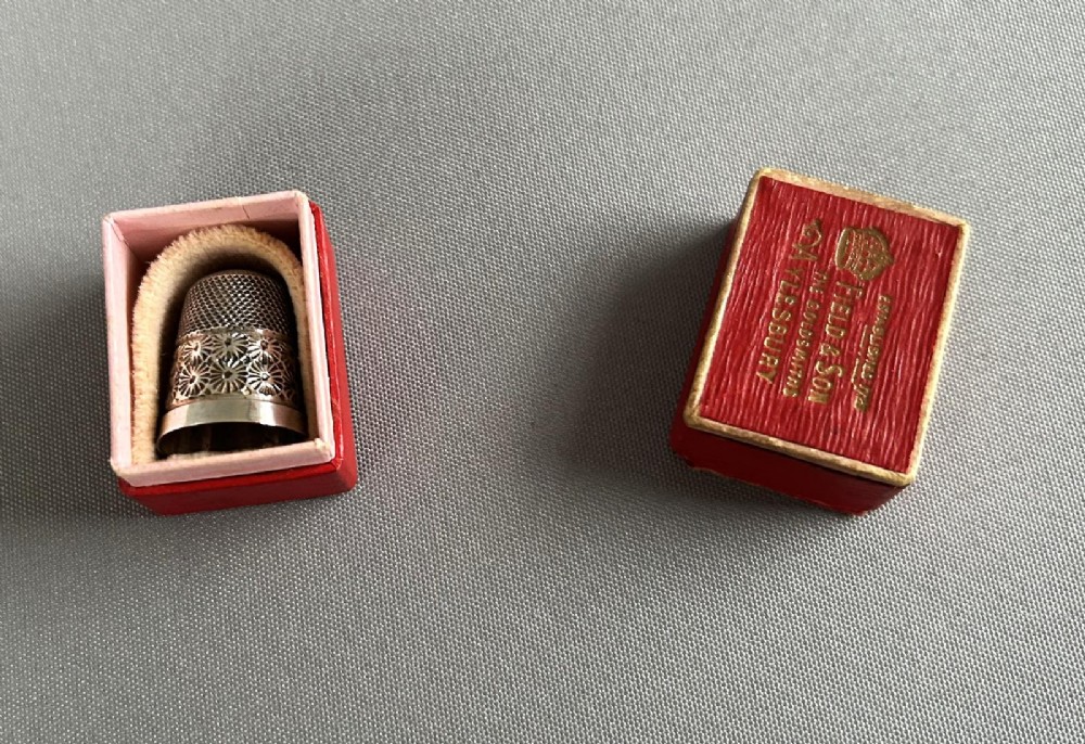 An Edwardian boxed Chester silver thimble