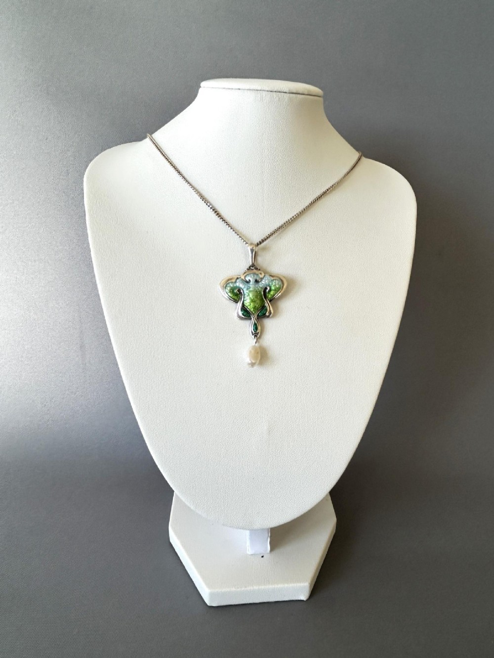 A stunning Art Nouveau silver & enamel Edwardian pendant necklace