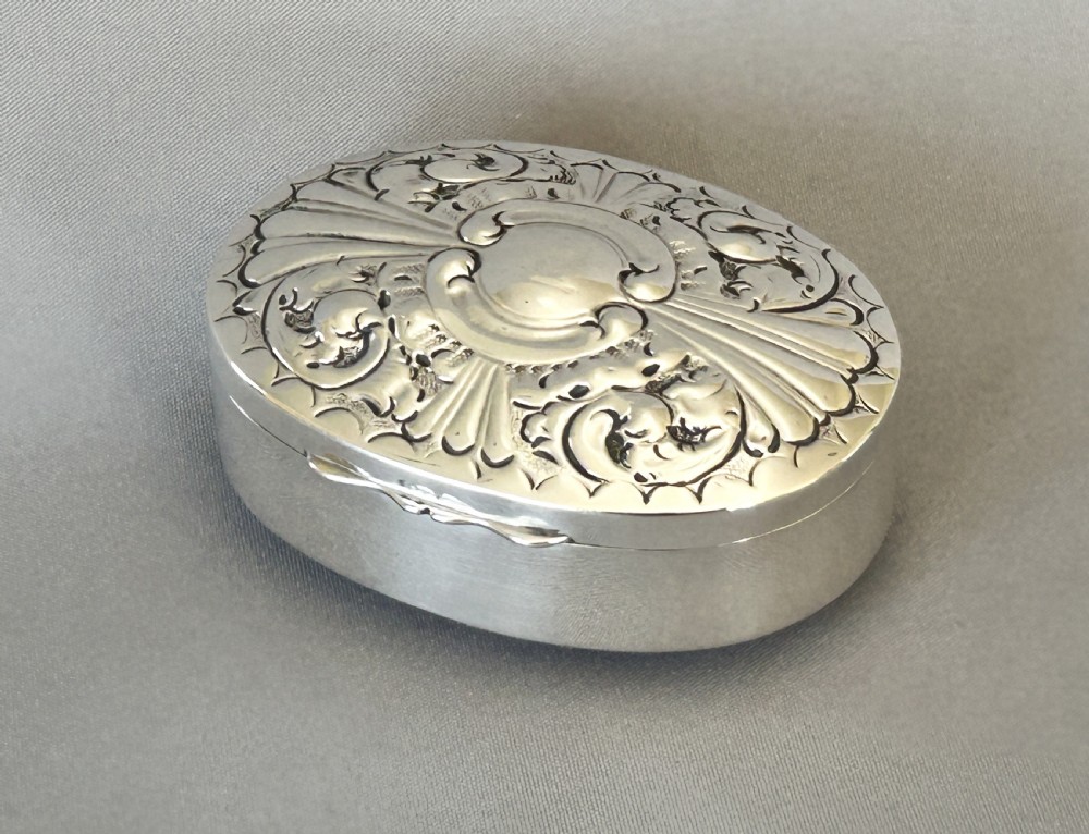 A gorgeous late Victorian silver gilt soap box View IX