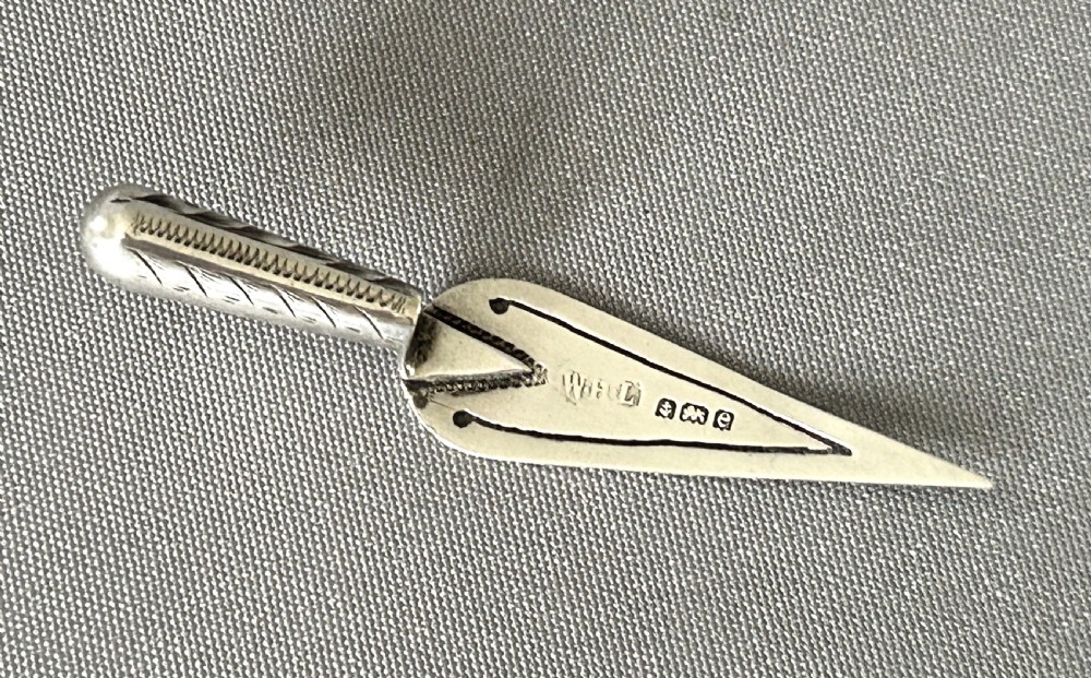 An Edwardian novelty silver trowel bookmark