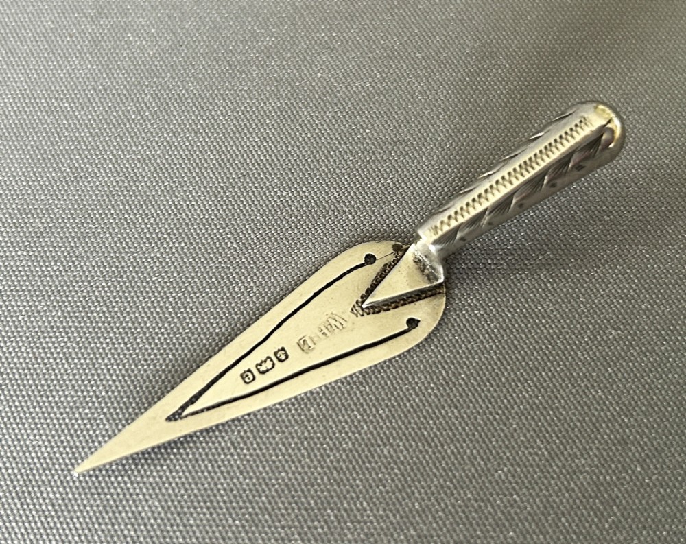 An Edwardian novelty silver trowel bookmark View IV