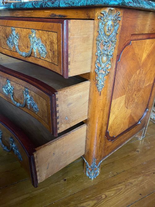 A LARGE MARBLE TOPPED LOUIS XV STYLE REGENCY COMMODE CHEST WITH ORMOLU MOUNTS - ADDITIONAL PHOTO 4
