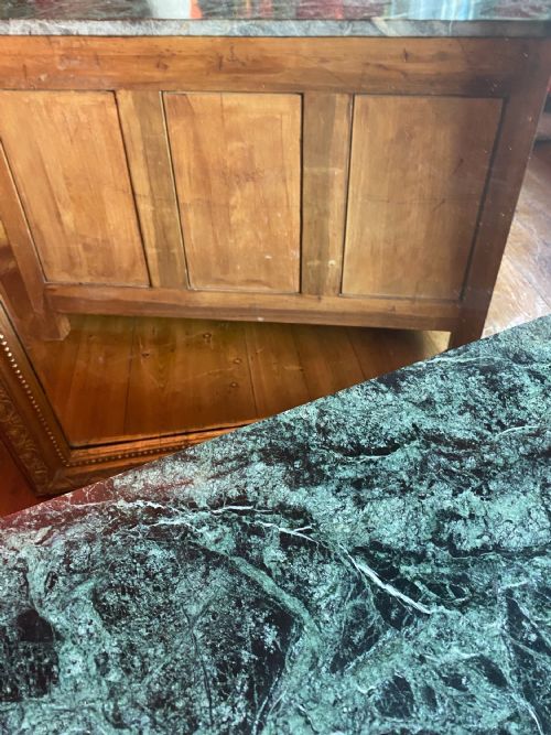 A LARGE MARBLE TOPPED LOUIS XV STYLE REGENCY COMMODE CHEST WITH ORMOLU MOUNTS - ADDITIONAL PHOTO 7