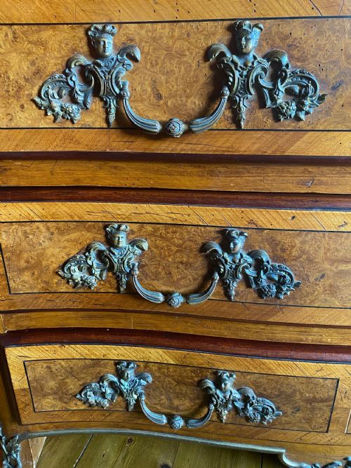 A LARGE MARBLE TOPPED LOUIS XV STYLE REGENCY COMMODE CHEST WITH ORMOLU MOUNTS - ADDITIONAL PHOTO 8